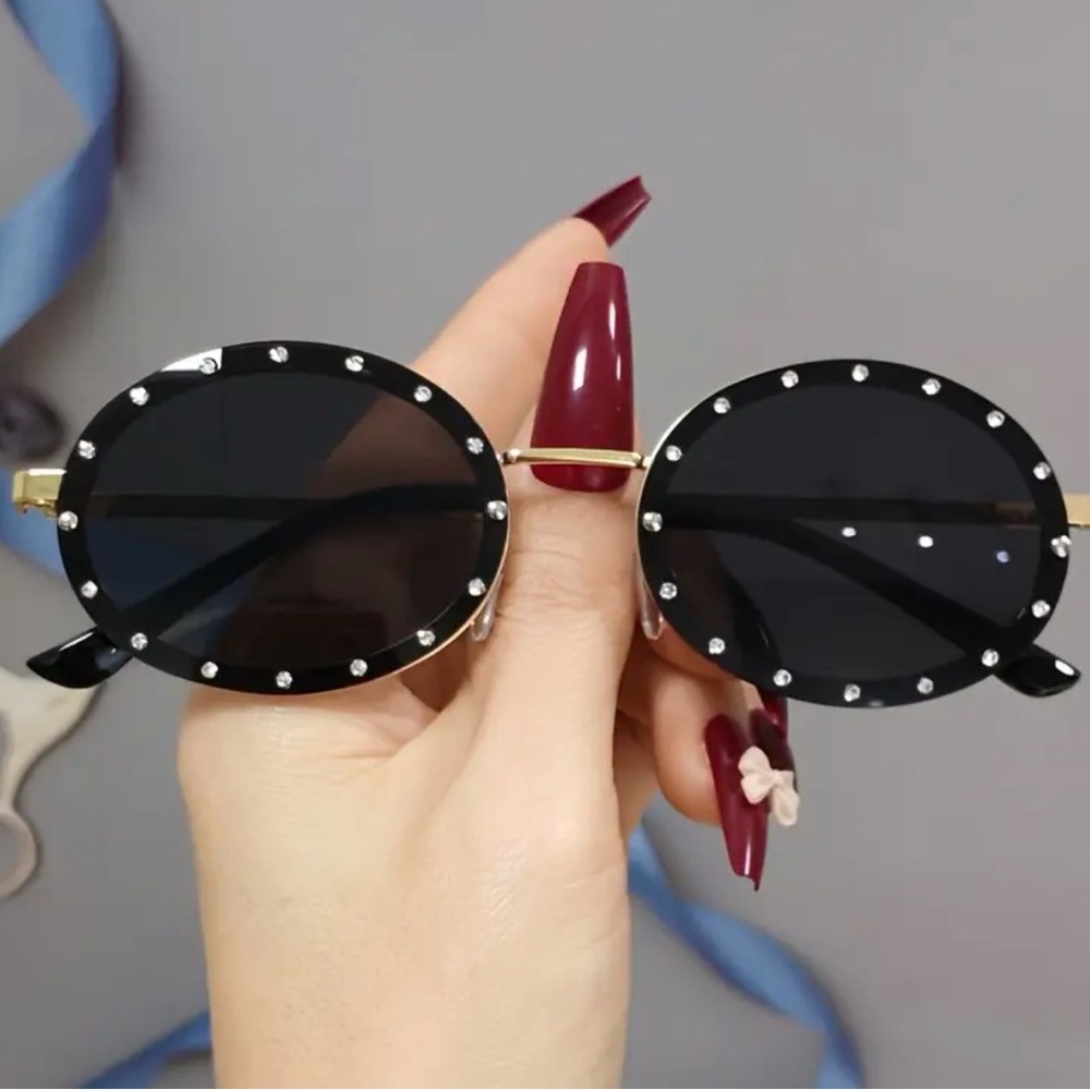 Chic Black‎ Studded Women's Sunglasses
